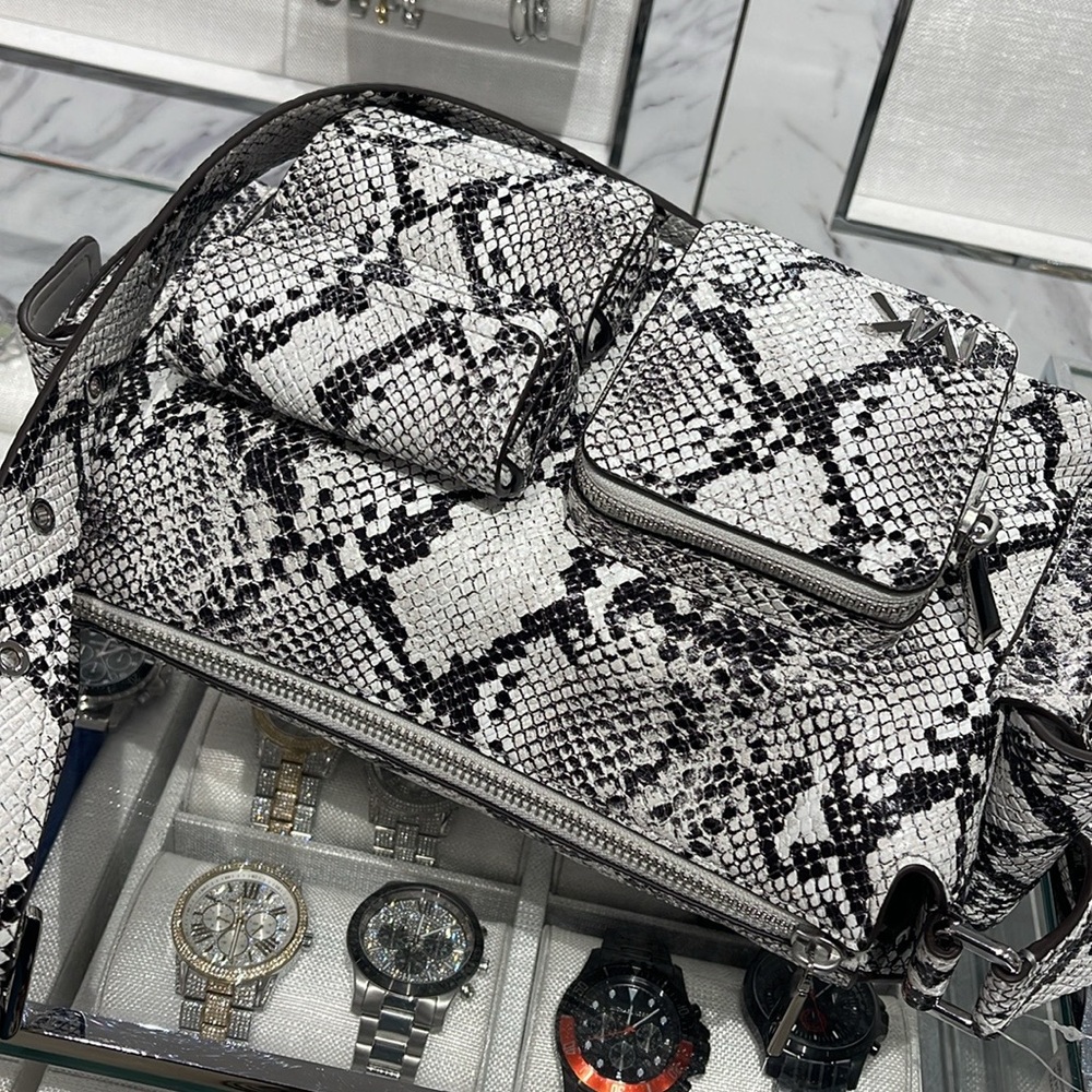 MICHAEL KORS Dakota Md Snake Embossed Leather Pocket Shoulder Bag
ALUMINUM
NWT - Picture 11 of 16